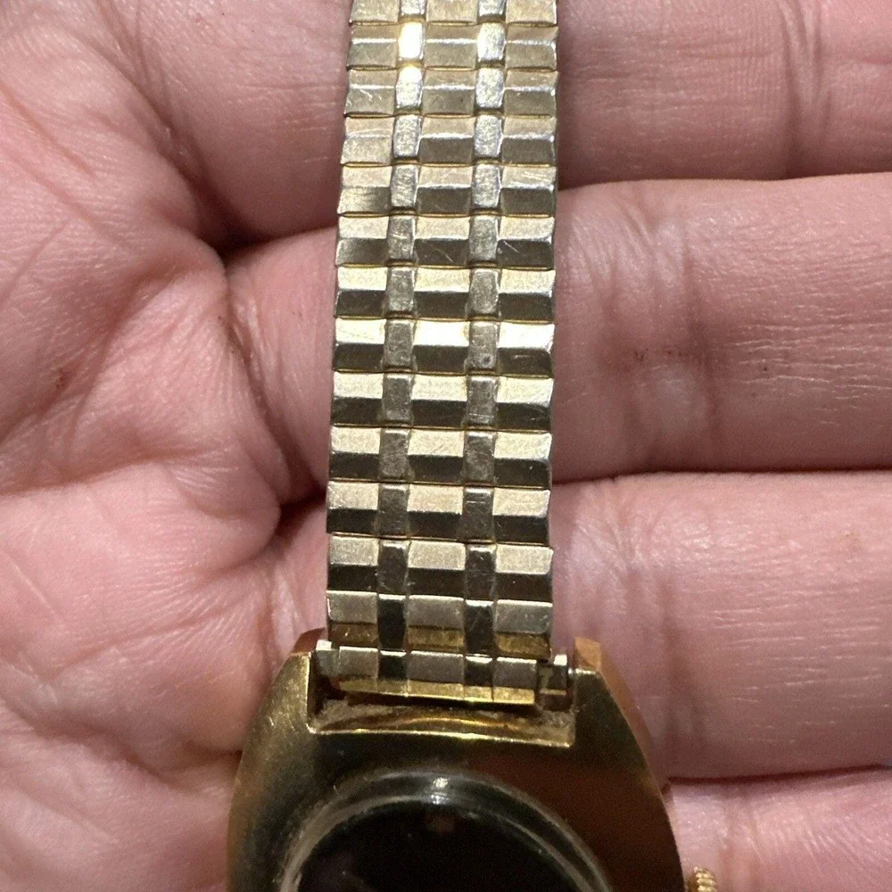 Working Vintage‎ 1970s TIMEX Women's 30mm Black Face Oval Mechanical Watch Gold